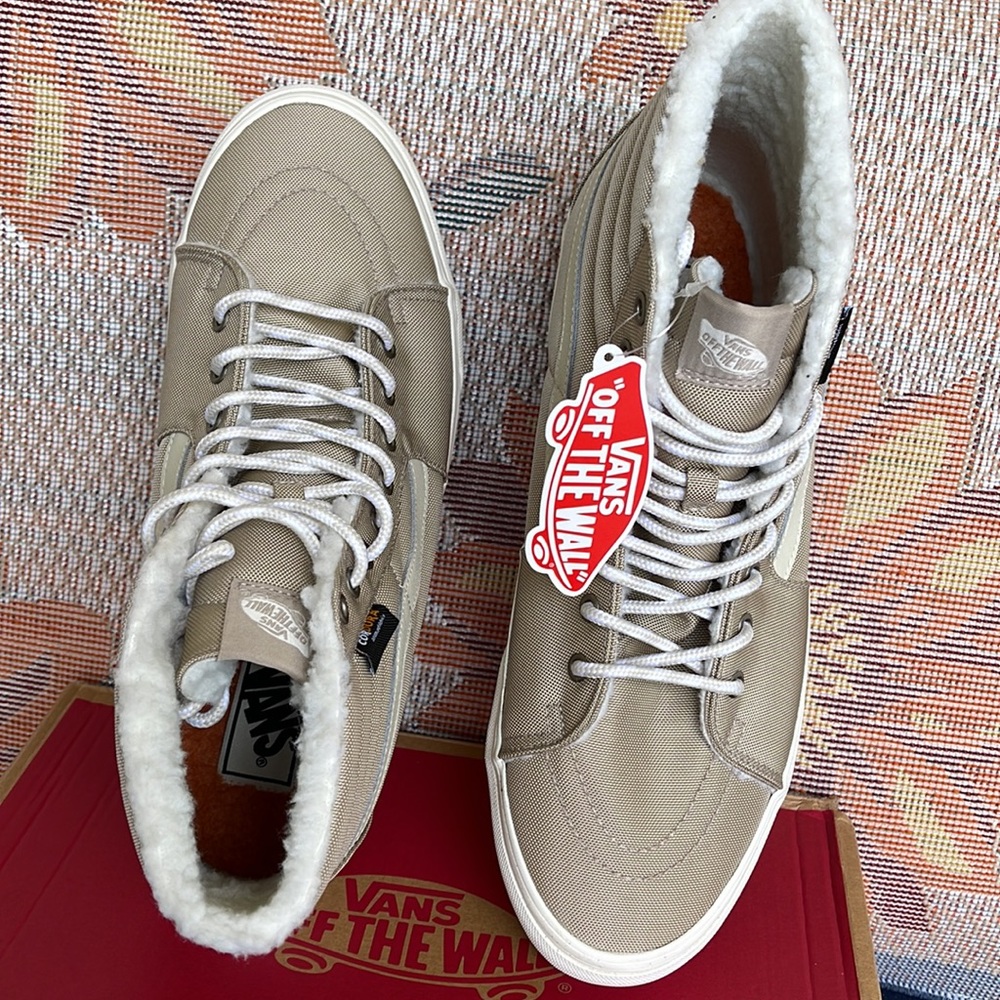 Vans Men’s Sk8-Hi
Cordura Sherpa Walnut
VN0A4BVTINU
Sneakers - Picture 13 of 16